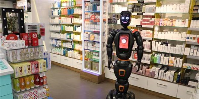 Yalova'da eczaneye gelenleri yapay zeka sistemine sahip robot karşılıyor