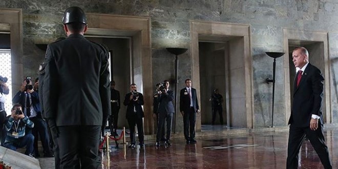 Devlet erkanndan Antkabir ziyareti! Erdoan Antkabir zel defterini imzalad