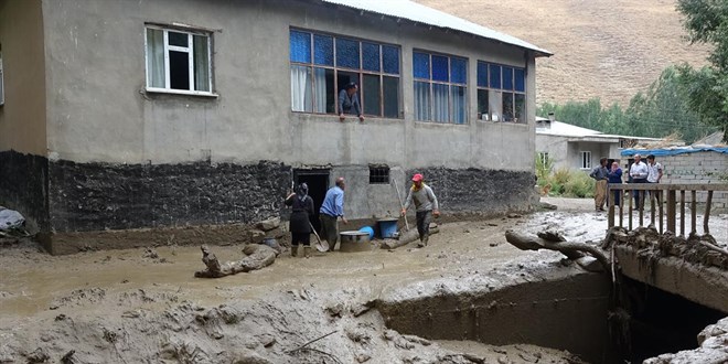 Yağış yok ama sel var: Evleri su bastı, 2 at telef oldu