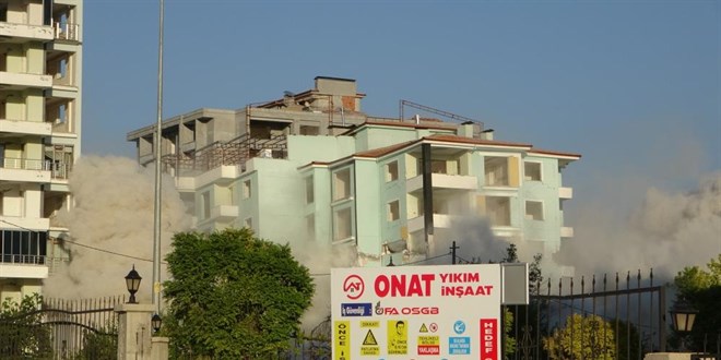 Malatya'da ağır hasarlı binaların patlayıcı ile yıkımları sürüyor