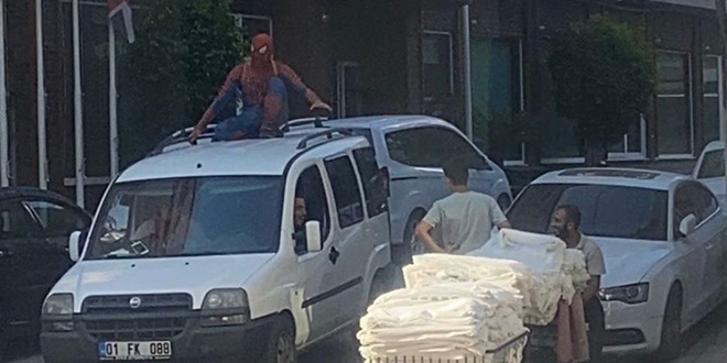 'Örümcek adam' kostümlü kişinin tavanında yolculuk ettiği araç trafikten men edildi