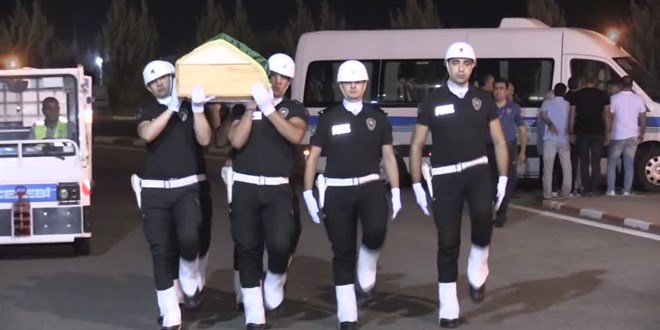 Yalova'da hayatını kaybeden eski Bakan Arzu, Diyarbakır'da son yolculuğuna uğurlandı