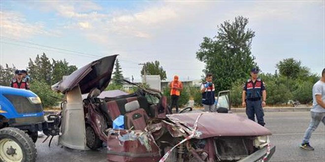 Manisa'da traktöre takılı römorka çarpan otomobildeki 1 kişi öldü, 3 kişi yaralandı.