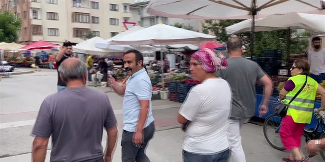 Pazarcı esnafı, market fiyatlarını protesto etti