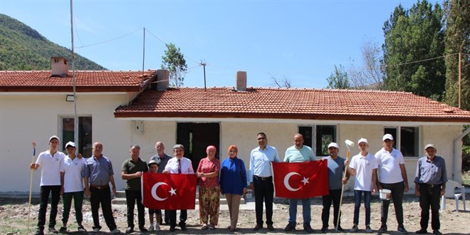 Kadn muhtar istedi, liseliler en uzak mesafedeki ky okulunu restore etti