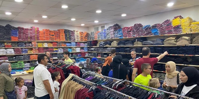 Çarşı pazarda okul kıyafeti alışverişi telaşı