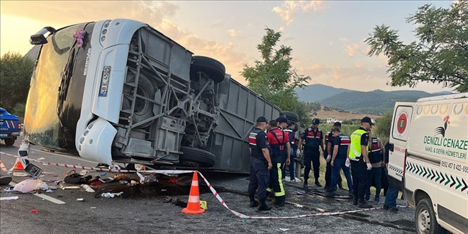 Kum yüklü kamyon ile otobüsün çarpıştığı kazada ölenlerin sayısı 7'ye yükseldi