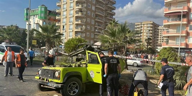 Safari aracı takla attı, yolcular yola savruldu: 3 ölü, 17 yaralı