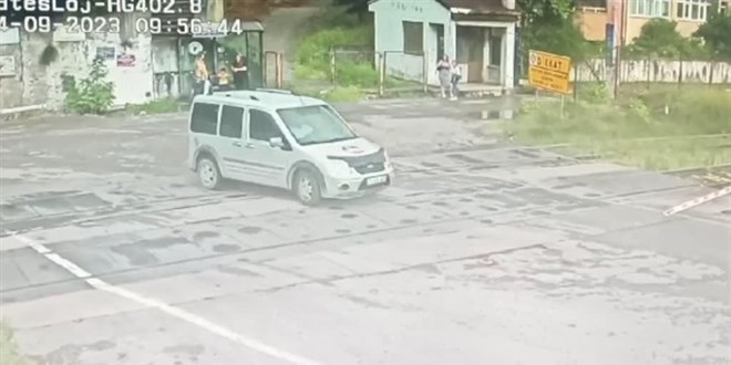 Zonguldak'ta yolcu treninin çarptığı aracın sürücüsü ağır yaralandı