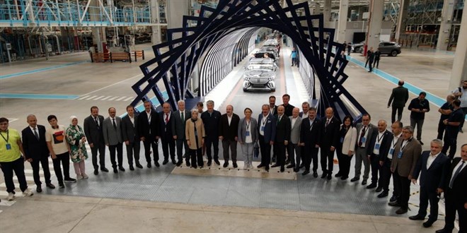 Togg Fabrikası'nda bir ilk: CHP'li vekillerden Togg'a övgü