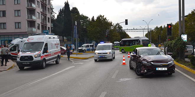 Otomobille çarpışan ambulanstaki hasta ile sağlık görevlisi yaralandı