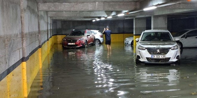Sultangazi'de otoparkı su bastı: Araçlar kullanılmaz hale geldi