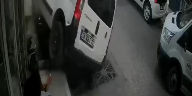 Ölüm teğet geçti! Aracın altında kalmaktan son anda kurtuldu