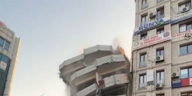 Ar hasarl bina yklrken salam binaya zarar verdi
