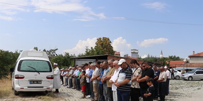 Kırklareli'ndeki selde ölen emekli öğretmen çiftin cenazesi Denizli'de toprağa verildi