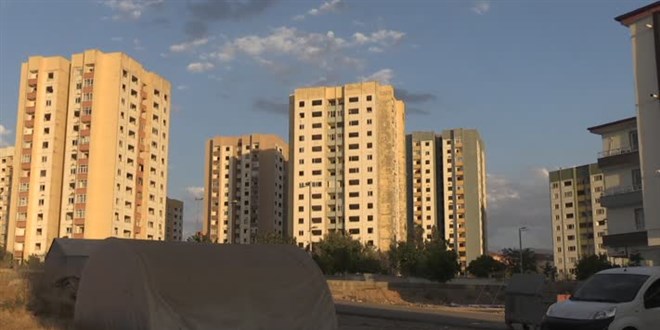 Malatya'da ağır hasarlı 2 bina patlayıcıyla yıkıldı