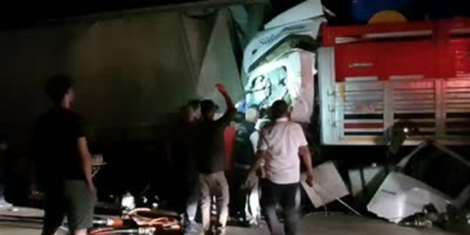Çorum'da park halindeki tıra çarpan tırın sürücüsü öldü