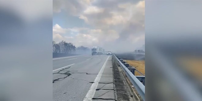 Yangının dumanı nedeniyle 12 araç birbirine girdi: 2 ölü, 35 yaralı