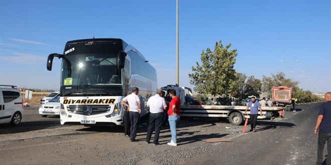Diyarbakır'da zincirleme kazada biri ağır 4 kişi yaralandı