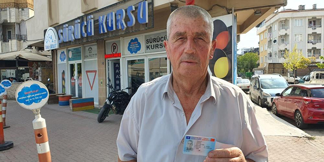 73 yaşındaki sürücü 30.denemesinde ehliyetine kavuştu