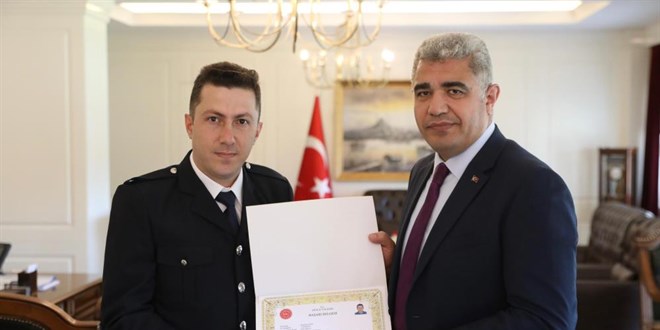 Azerbaycan bayrağına hassasiyet gösteren polise başarı belgesi