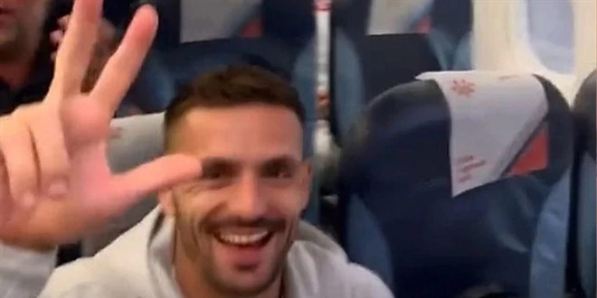 Sırp futbolcunun 'çentik selamı' tepki gördü