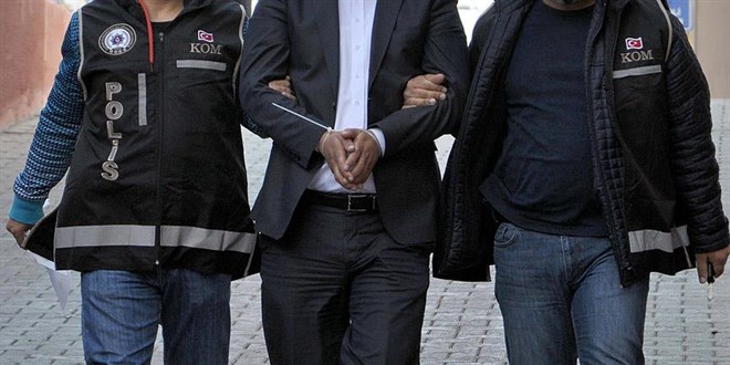 İzmir merkezli FETÖ operasyonunda 8 zanlı tutuklandı