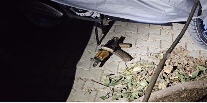 Adana'da 'Kalaşnikof' paniği: Bekçileri görünce atıp kaçtılar