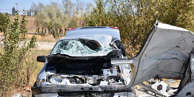 Aksaray'da 3 aracın karıştığı kazada 3 kişi öldü, 2 kişi yaralandı