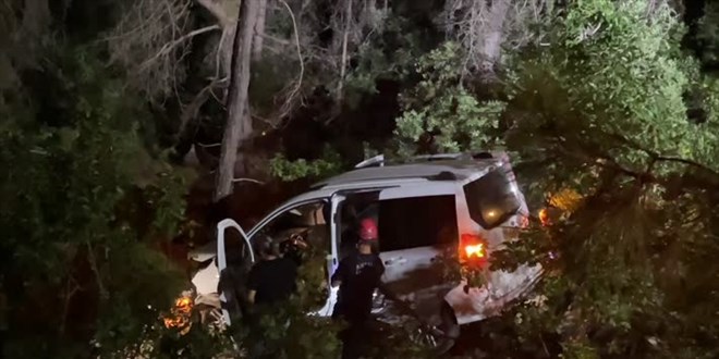 Alanya'da uçuruma yuvarlanmış araçta boğazı kesilmiş ceset bulundu