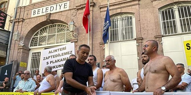 İzmir'de 'S plaka' mağdurlarından 'yarı çıplak' eylem