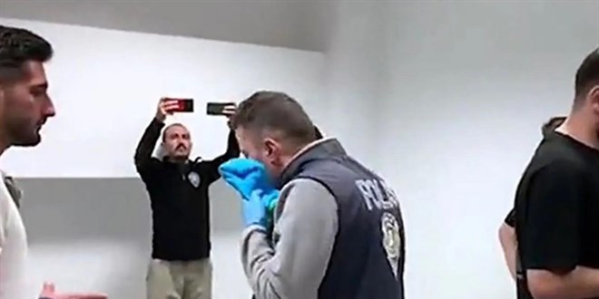 Azerbaycan bayrağına saygı gösteren Türk polis memuruna madalya