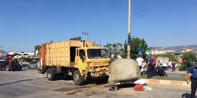 Mersin'de çöp kamyonu ile pikabın çarpışması sonucu 4 kişi öldü