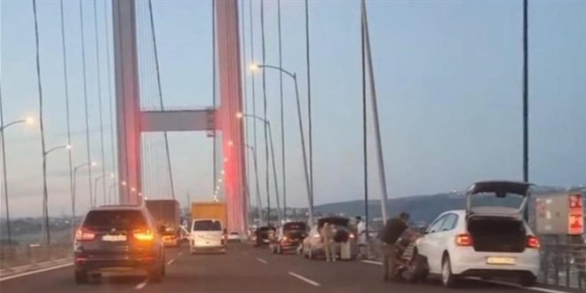 TIR'dan den demir paras, aralarn lastiklerini patlatt!