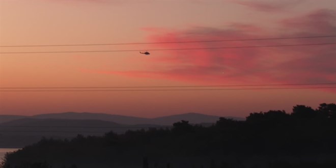 Yangına müdahale eden helikopter baraja düştü, 3 mürettebat aranıyor
