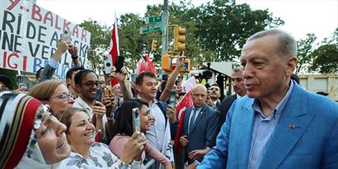 Cumhurbaşkanı Erdoğan Türkevi'nin önünde sevgiyle karşılandı