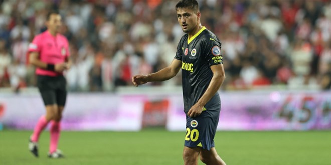 Fenerbahçe'de Cengiz Ünder sakatlanarak maçı yarıda bıraktı