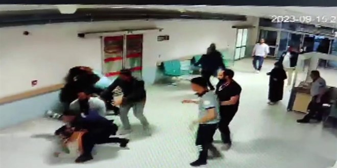 Güvenlik görevlilerine ve meslektaşlarına saldıran polis açığa alındı