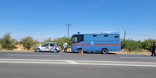 Cezaevi nakil aracı ile otomobil çarpıştı: 1 ölü 4 yaralı