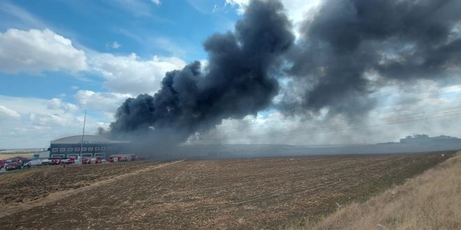 Silivri'de tarlada başlayan yangın, iki fabrikaya sıçradı