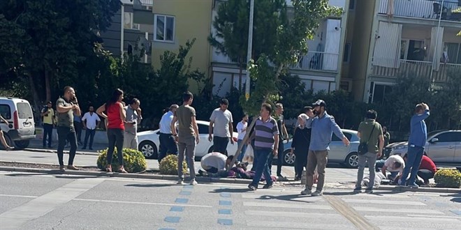 Kontrolden çıkan araç öğrenci ve velilere çarptı: 1 ölü, 3 yaralı