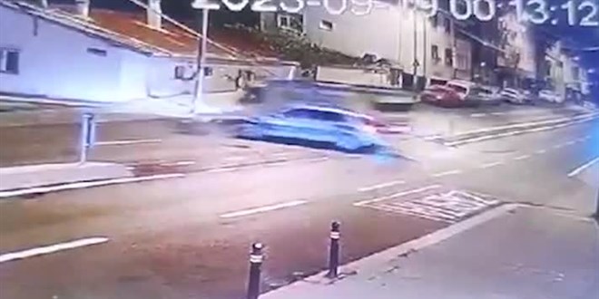 Sultanbeyli'de kamyonetle polis aracının çarpıştığı kaza güvenlik kamerasında