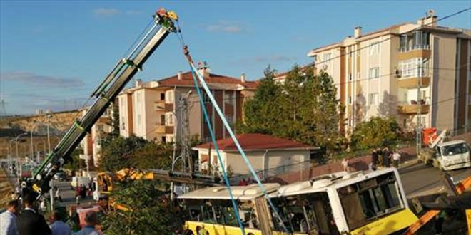 Başakşehir'de devrilen İETT otobüsündeki 7 kişi yaralandı