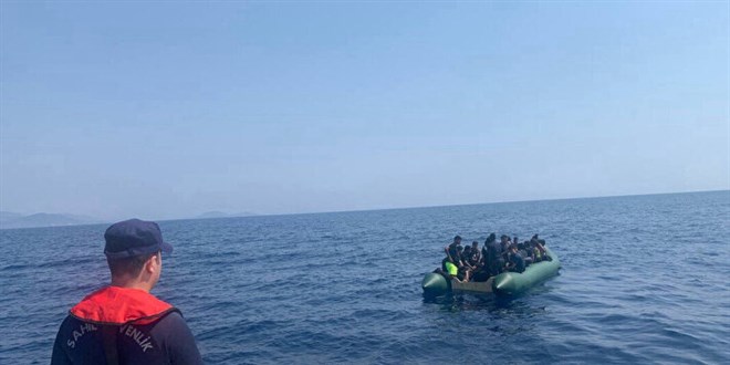 İzmir açıklarında 150 düzensiz göçmen yakalandı
