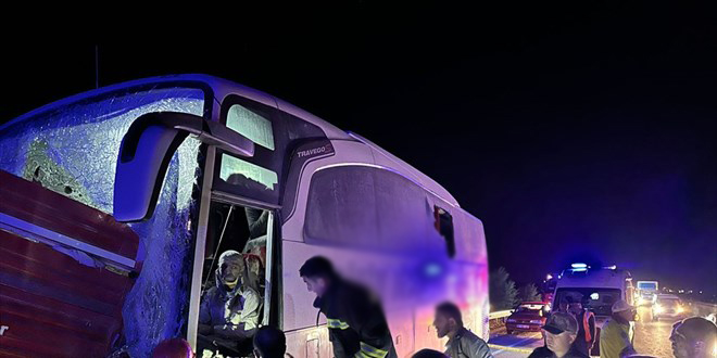 Erzurum'da yolcu otobüsü traktöre çarptı, 2 kişi öldü, 1'i ağır 18 kişi yaralandı