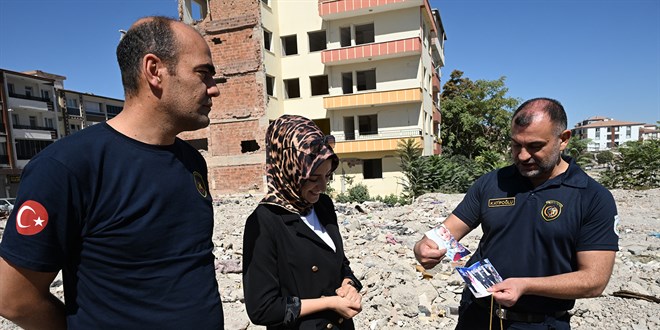 İtfaiyeciler depremde enkazdan çıkan özel eşyaları sahibine teslim etti