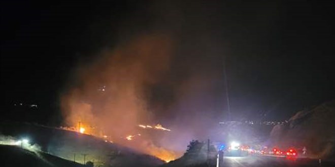 Malatya'nın Akçadağ ilçesinde dağlık alanda çıkan yangına müdahale ediliyor