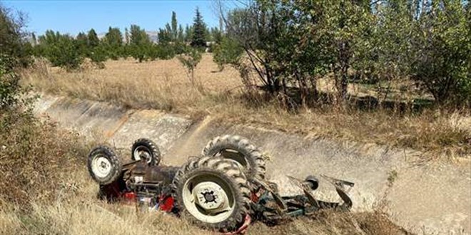 Isparta'da şarampole devrilen traktörün sürücüsü öldü
