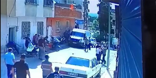 �ocuklar�n kavgas�na b�y�kler kar��t�: 1 �l�, 3 yaral�