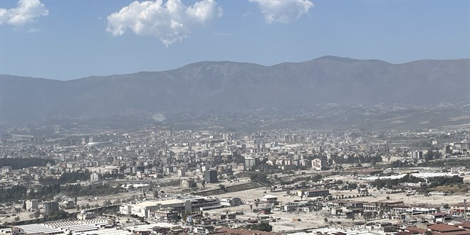 Hatay'da a��r hasarl� binalar�n kontroll� y�k�m� devam ediyor